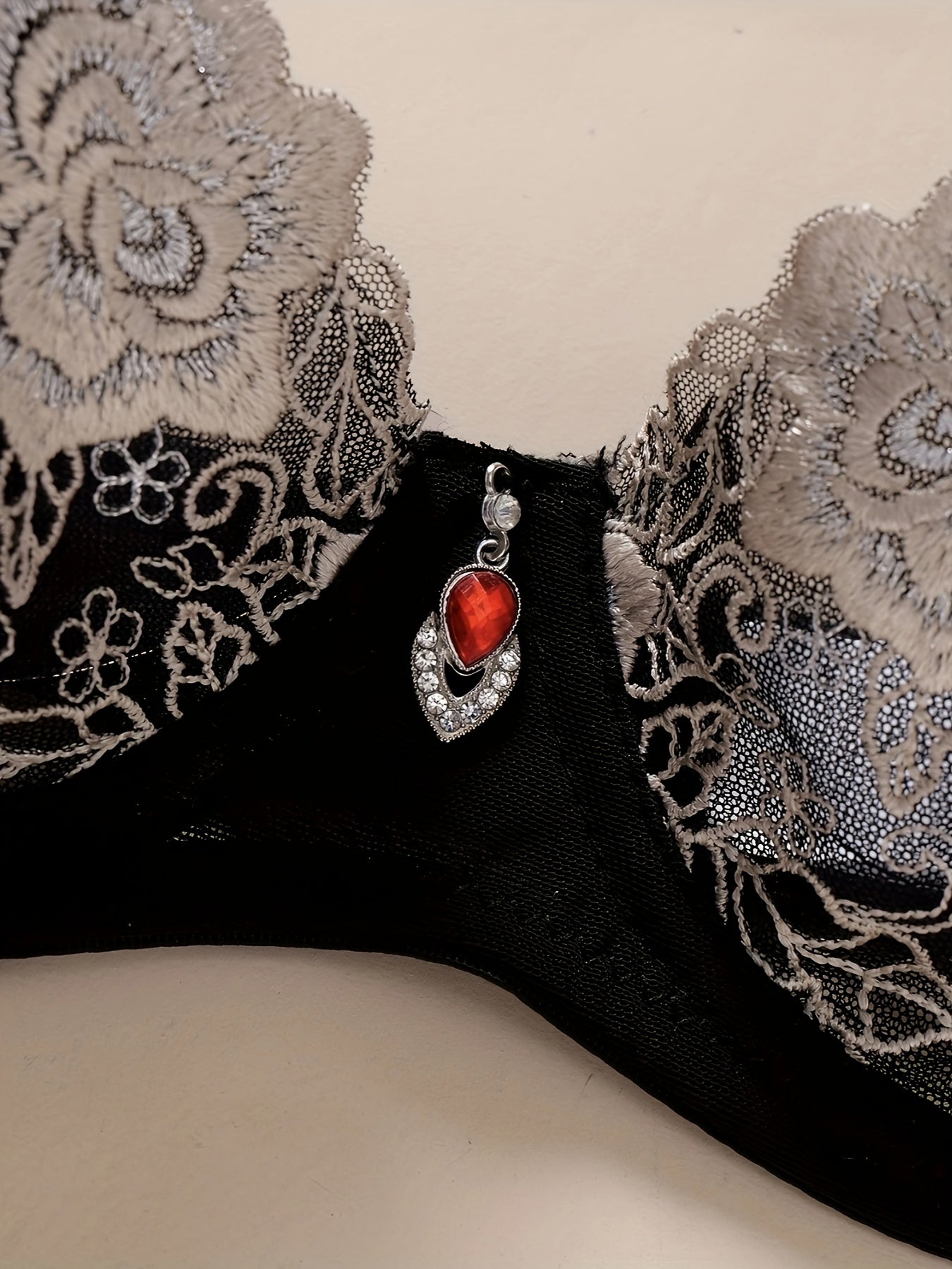 Elegant floral lingerie set UK – stylish, romantic, comfortable, FTF Fashion, Mode FTF, fast UK delivery.