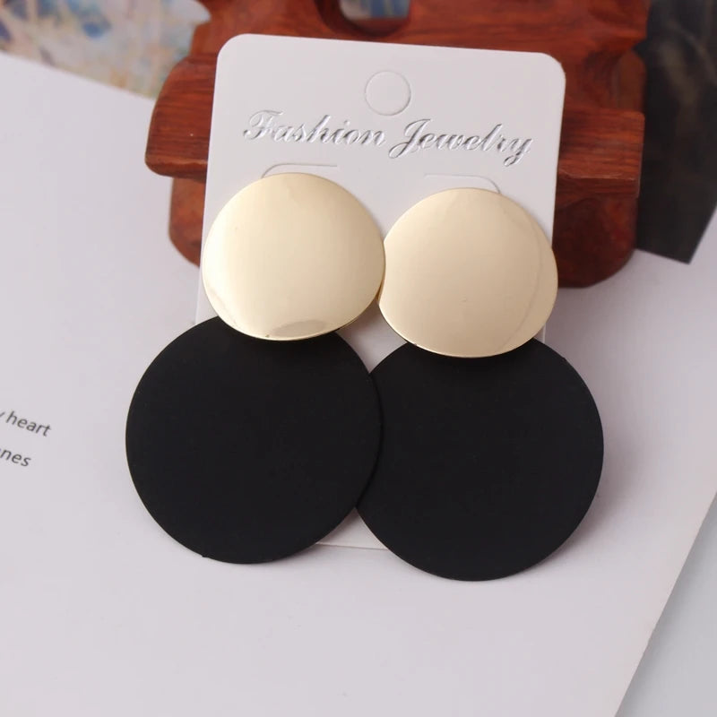 Korea Pearl Earrings 2025, round geometric statement earrings, vintage gold color, women's fashion jewelry, party accessories, gift.
Korea pearl earrings, round geometric earrings, vintage gold color, statement earrings, women's fashion jewelry, party accessories, gift, ftf fashion, mode ftf, FTF Market UK