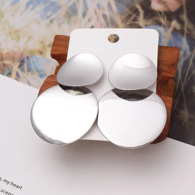 Korea Pearl Earrings 2025, round geometric statement earrings, vintage gold color, women's fashion jewelry, party accessories, gift.
Korea pearl earrings, round geometric earrings, vintage gold color, statement earrings, women's fashion jewelry, party accessories, gift, ftf fashion, mode ftf, FTF Market UK. Vintage pearl studs UK – classic freshwater pearls, antique style, elegant, timeless, fast UK delivery.