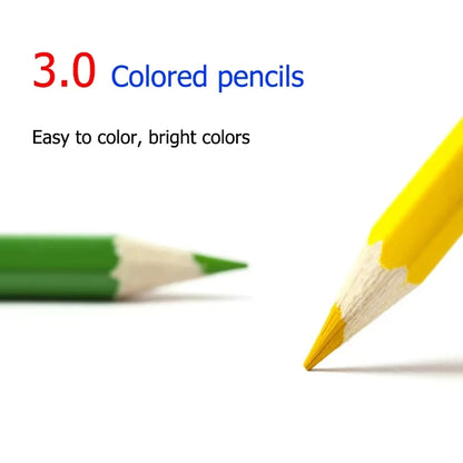 Two colored pencils, one green and one yellow, on a white background with text about colored pencils. Set crayons de couleur bois 12-72 pcs, colorés et vibrants pour dessin, écriture, fournitures scolaires et art. Qualité pro UK FTF Market.