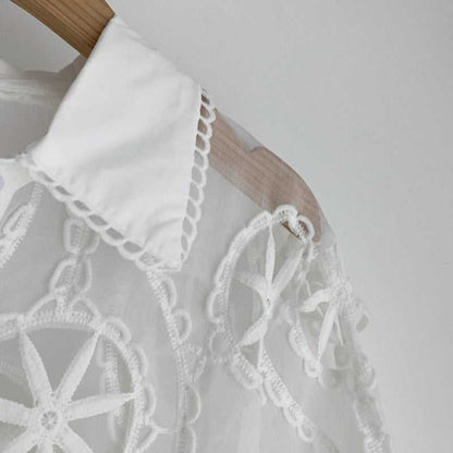 Elegant white shirts for women, high-quality materials, versatile and stylish.